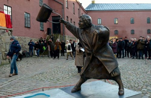 Σουηδία: Άγαλμα έγινε η γυναίκα που χτύπησε με τη τσάντα της νεοναζί στο κεφάλι το 1985