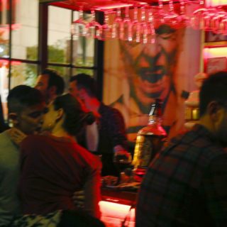 Στους «Αισθηματίες» για ουίσκι, ποίηση και Ρίτα Σακελλαρίου