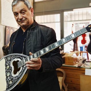 95 χρόνια τώρα, από το Λιμάνι του Πειραιά στις Λεωφόρους της Νέας Υόρκης, καλό μπουζούκι σημαίνει Τσακιριάν