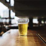 Μύθος ότι ένα-δύο ποτηράκια αλκοόλ προστατεύουν από εγκεφαλικό