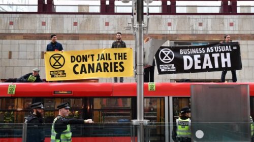 Ακτιβιστές απέκλεισαν το Χρηματιστήριο του Λονδίνου