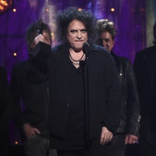 Η μυθική αντίδραση του Robert Smith από την τελετή ένταξης των Cure στο Rock and Roll Hall of Fame (BINTEO)