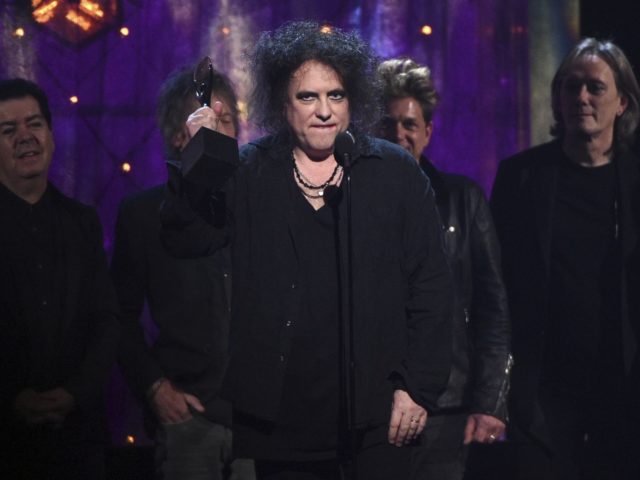 Η μυθική αντίδραση του Robert Smith από την τελετή ένταξης των Cure στο Rock and Roll Hall of Fame (BINTEO)