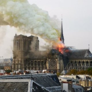 Γαλλία: Καταρρέει από πυρκαγιά η Παναγία των Παρισίων