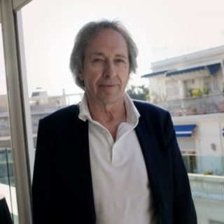 Τι ενώνει τον Λένιν με τον Κάνιε Γουέστ; Μία χρυσή λεκάνη τουαλέτας, απαντάει ο Πασκάλ Μπρικνέρ στη «Σοφία του χρήματος»