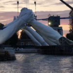 «Χτίζοντας γέφυρες» με τον Λορέντσο Κουίν στη Μπιενάλε Τέχνης της Βενετίας.