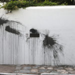 Ο «Ρουβίκωνας» ανέλαβε την ευθύνη για την επίθεση με μπογιές στο σπίτι του Αμερικανού πρέσβη