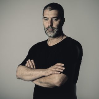 Ο Βασίλης Μπισμπίκης είναι ο άνθρωπος πίσω από την παράσταση της χρονιάς