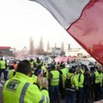 Διαδήλωση των “Κίτρινων Γιλέκων” μπροστά από αποθήκη της Amazon