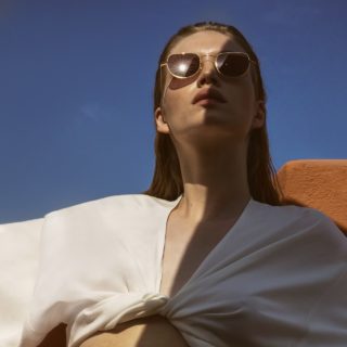 Φέτος το καλοκαίρι, χρειάζεστε μόνο ένα λευκό τοπ, ένα τζιν και τα DE-Sunglasses σας