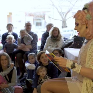 Το Drag Queen Story Hour μιλάει στα παιδιά για τη ρευστότητα των φύλων