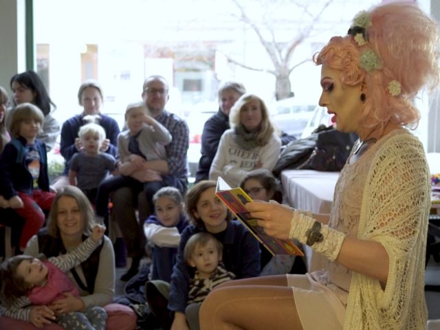 Το Drag Queen Story Hour μιλάει στα παιδιά για τη ρευστότητα των φύλων