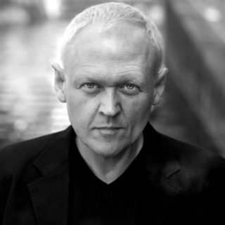 Χάραλντ Γκίλμπερς: «Οι αναγνώστες μου πρέπει να εστιάσουν στα εγκλήματα των Ναζί»