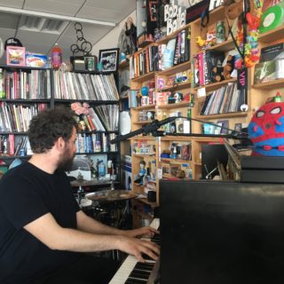 Ακόμη κι αν έπαιξε στο Tiny Desk, ο Theodore ενδιαφέρεται μόνο να παίζει για τον κόσμο