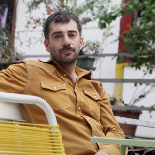 Μαντέψτε σε ποιο μπαρ της Αθήνας συναντήσαμε τον Ευριπίδη Σαμπάτη