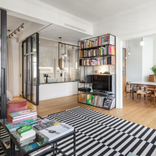 Οι Urban Soul Project μας έχουν συνηθίσει σε εντυπωσιακούς χώρους. Αυτή τη φορά μας ξεναγούν σε ένα σύγχρονο διαμέρισμα τοποθετημένο σε ένα διατηρητέο κτίριο του 1930 στη Θεσσαλονίκη.