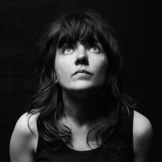 Στα παρασκήνια ακόμα ρωτάνε την Courtney Barnett αν είναι «το κορίτσι κάποιου». Εκείνη εκνευρίζεται…