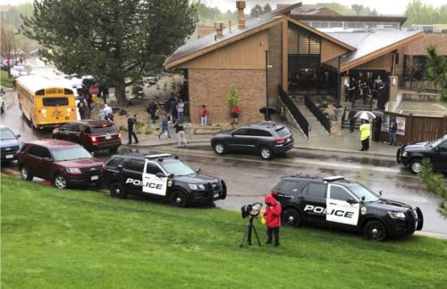 Δύο μαθητές άνοιξαν πυρ μέσα σε σχολικό ίδρυμα στην Πολιτεία Κολοράντο