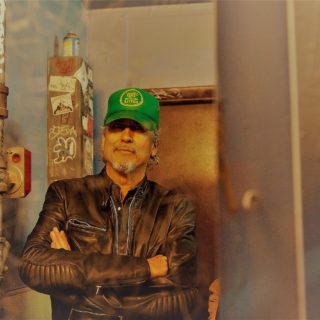 Πόσοι μουσικοί μαζί κάνουν έναν Howe Gelb;