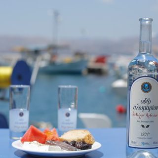 Ούζο Πλωμαρίου: Η Ελλάδα σε 100 ουζομεζέδες