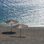 Κορωνοϊός: Είναι ασφαλές να ξαπλώνουμε στην άμμο της παραλίας;