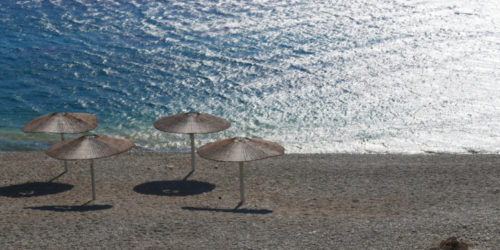 Κορωνοϊός: Είναι ασφαλές να ξαπλώνουμε στην άμμο της παραλίας;