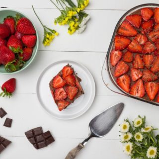 Ένα σοκολατένιο γιαουρτογλυκό ψυγείου με φράουλες για να φτιάξεις το Σαββατοκύριακο
