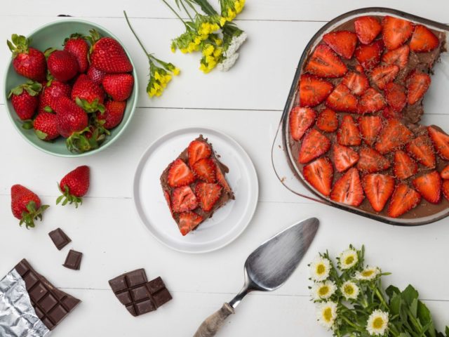Ένα σοκολατένιο γιαουρτογλυκό ψυγείου με φράουλες για να φτιάξεις το Σαββατοκύριακο