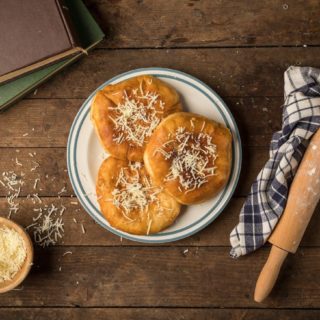Τηγανόψωμα από την Εύβοια με φέτα και κεφαλογραβιέρα