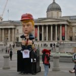 Με ένα μεγάλων διαστάσεων ομοίωμα υποδέχθηκαν τον Τραμπ διαδηλωτές στο Λονδίνο