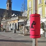 Ιταλία: Ένας δήμος έβαλε «προφυλακτήρες κεφαλιών» σε στύλους και πινακίδες, για να προστατεύσει όσους έχουν μάτια μόνο για το κινητό τους