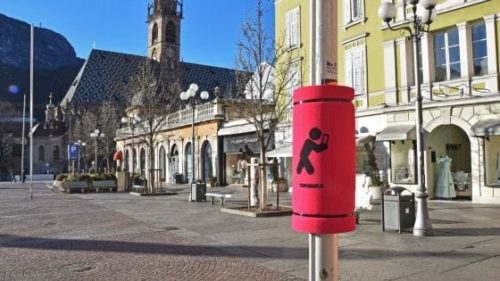 Ιταλία: Ένας δήμος έβαλε «προφυλακτήρες κεφαλιών» σε στύλους και πινακίδες, για να προστατεύσει όσους έχουν μάτια μόνο για το κινητό τους