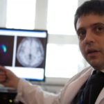 Έλληνας νευρολόγος στη Βρετανία φωτίζει με νέα μέθοδο τις πιο πρώιμες ενδείξεις του Πάρκινσον στον εγκέφαλο