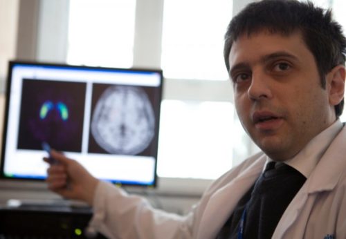 Έλληνας νευρολόγος στη Βρετανία φωτίζει με νέα μέθοδο τις πιο πρώιμες ενδείξεις του Πάρκινσον στον εγκέφαλο