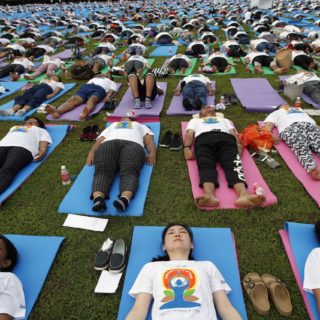 Όλη η Ταϊλάνδη κάνει γιόγκα
