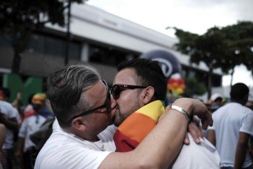 Η Κόστα Ρίκα γίνεται η πρώτη χώρα στην Κεντρική Αμερική που επιτρέπει τους γάμους μεταξύ ομοφύλων