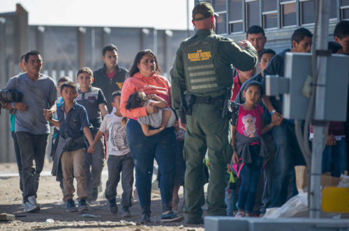 ΗΠΑ: Περίπου 250 παιδιά μεταναστών απομακρύνθηκαν από κέντρο κράτησης στα σύνορα όπου ζούσαν σε άθλιες συνθήκες