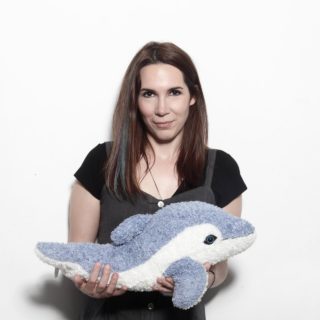 Η Ούρσουλα Φωσκόλου σε ένα παράλληλο σύμπαν είναι ντράμερ σε ροκ γυναικεία μπάντα