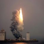 Για πρώτη φορά η Κίνα εκτόξευσε πύραυλο με δορυφόρους από ένα πλοίο στη θάλασσα