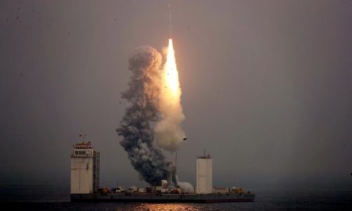 Για πρώτη φορά η Κίνα εκτόξευσε πύραυλο με δορυφόρους από ένα πλοίο στη θάλασσα