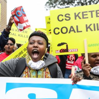 Κενυάτες ακτιβιστές διαδηλώνουν κατά της κατασκευής εργοστασίου ηλεκτροπαραγωγής με καύση άνθρακα