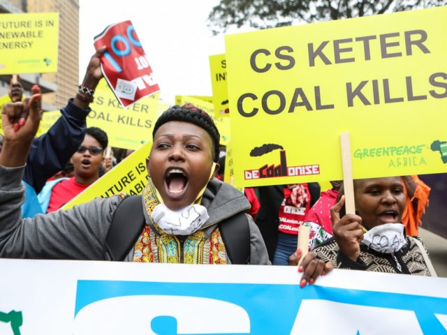 Κενυάτες ακτιβιστές διαδηλώνουν κατά της κατασκευής εργοστασίου ηλεκτροπαραγωγής με καύση άνθρακα