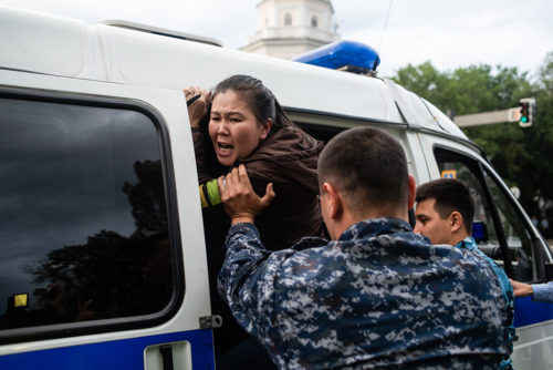 Καζακστάν: Σχεδόν 1.000 άνθρωποι καταδικάστηκαν επειδή συμμετείχαν σε διαδηλώσεις κατά της εκλογής του νέου προέδρου