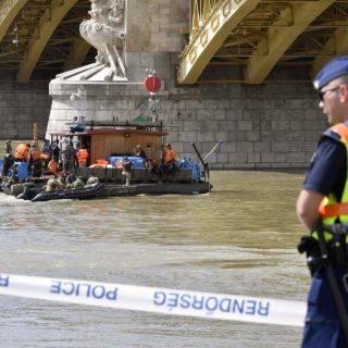 Συνεχίζονται οι προσπάθειες για την ανέλκυση του μοιραίου πλοίου στον Δούναβη