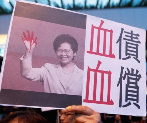 Χονγκ Κονγκ: Εκ νέου συγγνώμη ζητά η επικεφαλής της κυβέρνησης Κάρι Λαμ