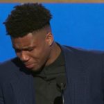 Δείτε τη συγκινητική ομιλία του δακρυσμένου Γιάννη Αντετοκούνμπο μόλις πήρε το βραβείο του MVP… (ΒΙΝΤΕΟ)