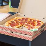 Ντελίβερι πίτσας χωρίς ντελιβερά γίνεται; Γίνεται.