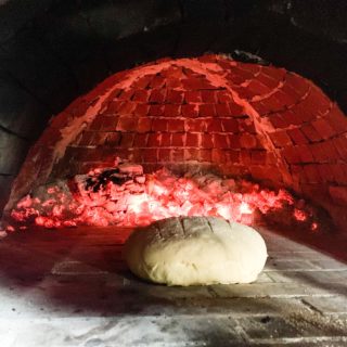 Στο «Sea of Tastes» η ελληνική κουζίνα ανταγωνίζεται τη θέα της θάλασσας.