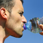 Πέντε γραμμάρια πλαστικό καταπίνει κάθε εβδομάδα ο μέσος άνθρωπος