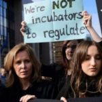 Μισθολογικές ανισότητες, γυναικοκτονίες, υποχρεωτικοί γάμοι: Δέκα στοιχεία για την ζωή των γυναικών ανά τον κόσμο σήμερα